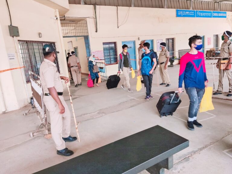Train takes 985 Kashmiris, mostly students, home
