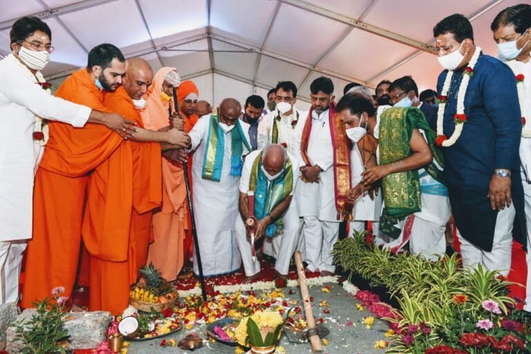 CM BS Yeediyurappa Kempegowda Statue