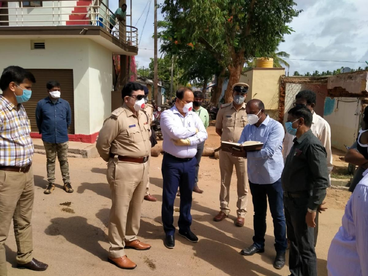 Chamarajanagar deputy commissioner Dr MR Ravi visited Gundlupet town Covid19 infected village
