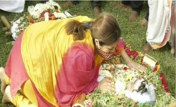 Family, film fraternity, fans bid adieu to Chiranjeevi 4