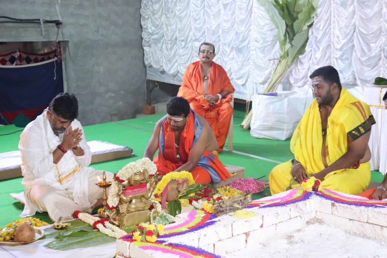 Pujas and homas before DKS's crowning
