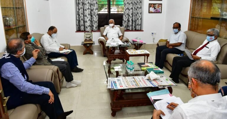 Experts meeting with Chief Minister BS Yediyurappa. Also seen is Chief Secretary TM Vijay Kumar