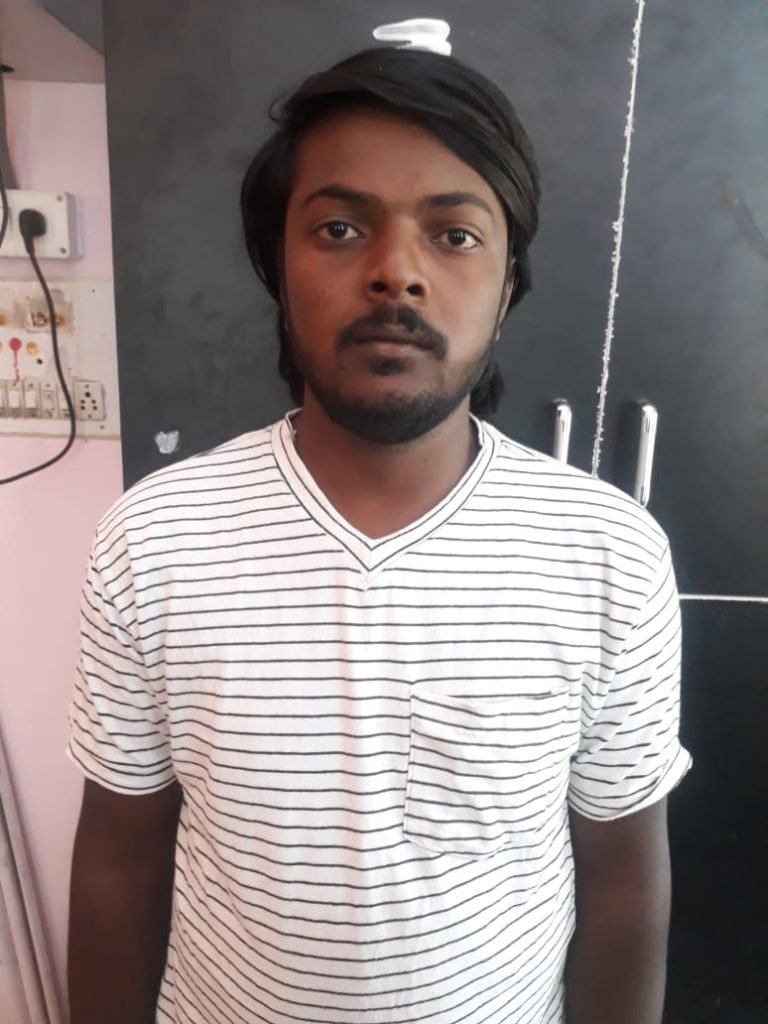 Gangsters attack cops with machetes, arrested 2