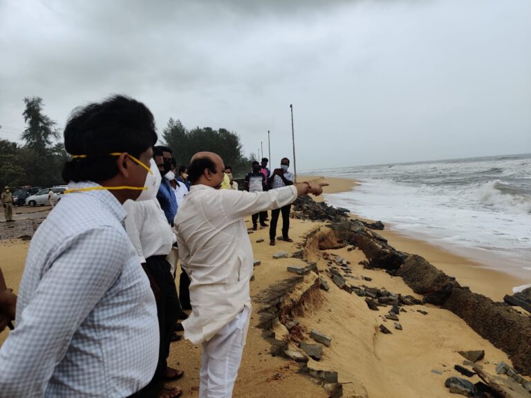 Home Minister lucky to be drenched, not drowned!
