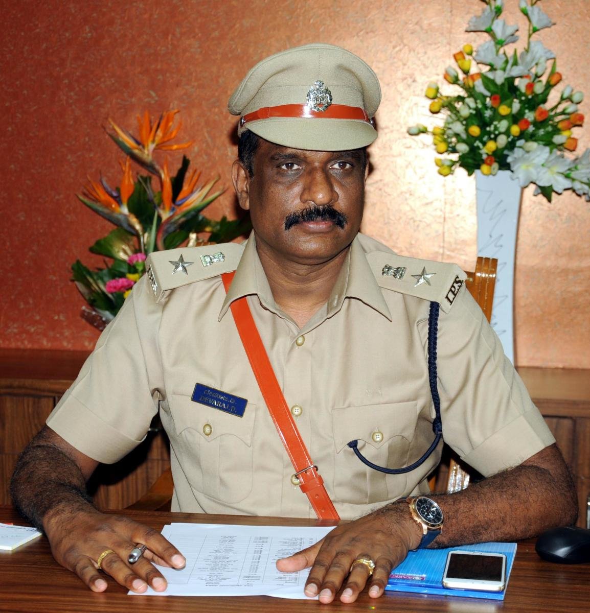 CM reshuffles 17 IPS officers 3