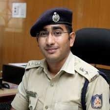 CM reshuffles 17 IPS officers 2