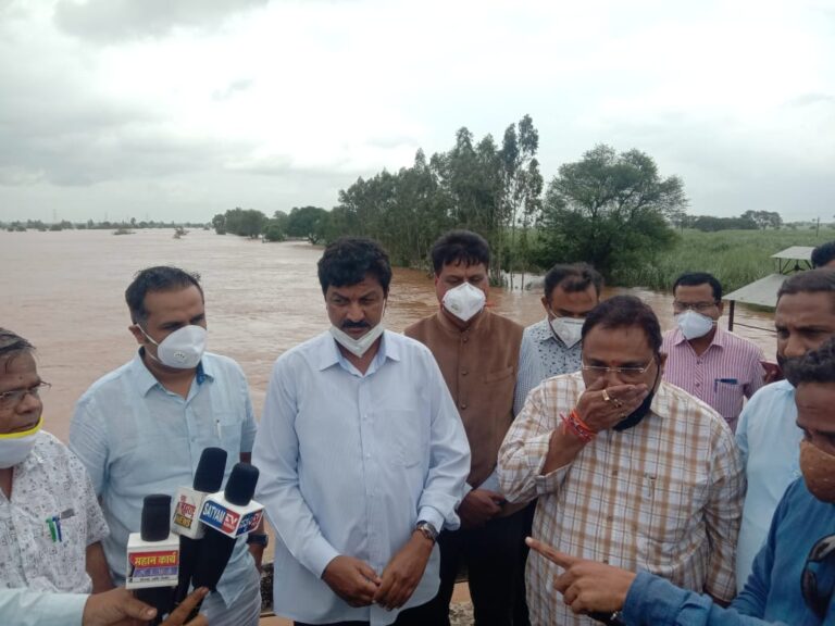 Karnataka, Maharashtra ministers inspect flood-prone areas