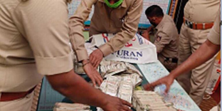 Cops seize cash of Rs. 2.95 crore in car chase