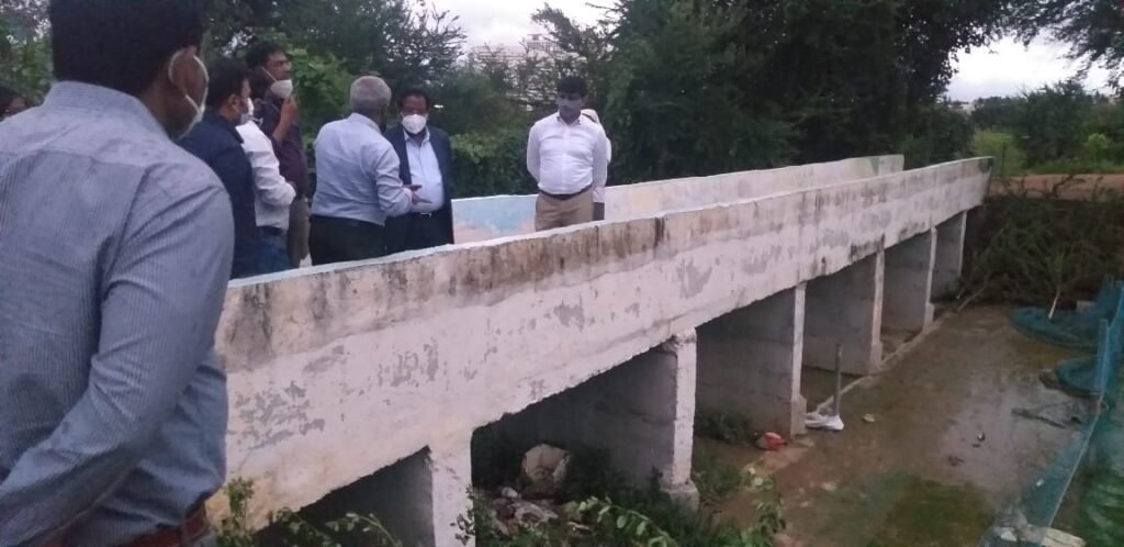 BBMP Commissioner N Manjunatha Prasad Inspected the Storm Water Drains at Manyata Tech Park and Jawaharlal Nehru centre for Advanced scientific research at Jakkur and gave specific directions to prevent overflowing and flooding on Friday evening.