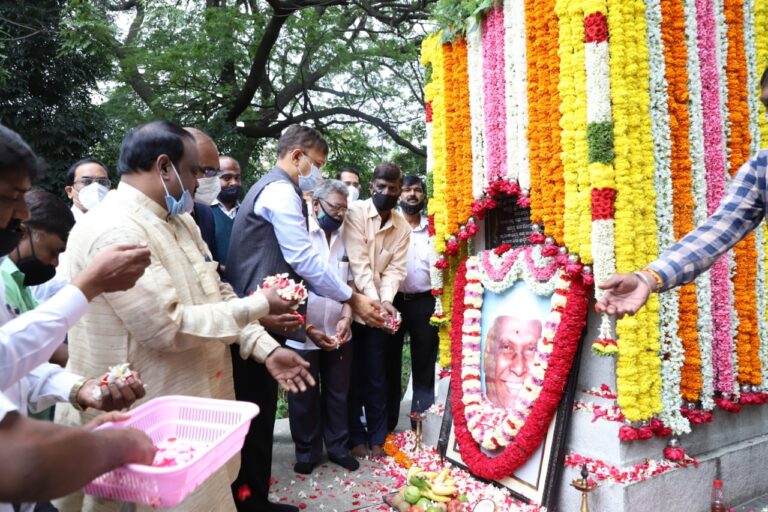 Gupta marks IPD Salappa's 24th death anniversary by garlanding his statue