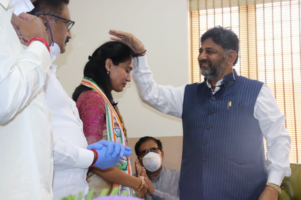 Wife of late IAS officer Kusuma Ravi joins Congress