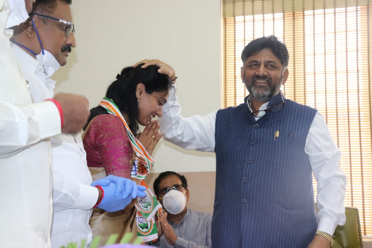Wife of late IAS officer Kusuma Ravi joins Congress