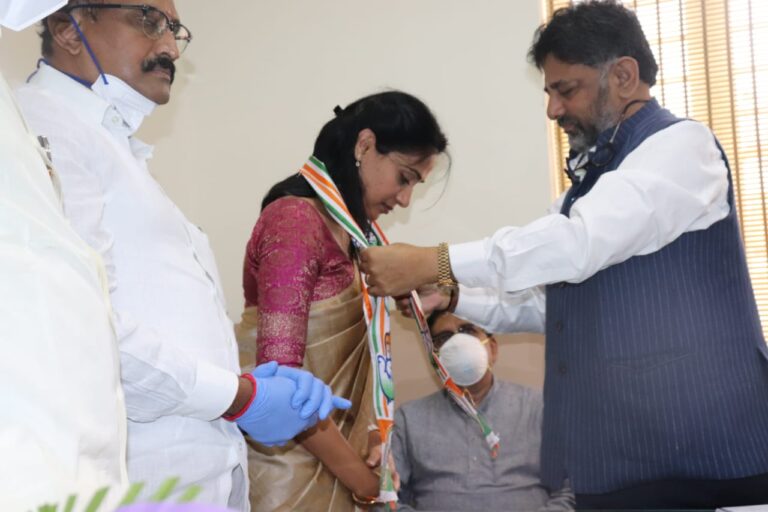 Wife of late IAS officer Kusuma Ravi joins Congress