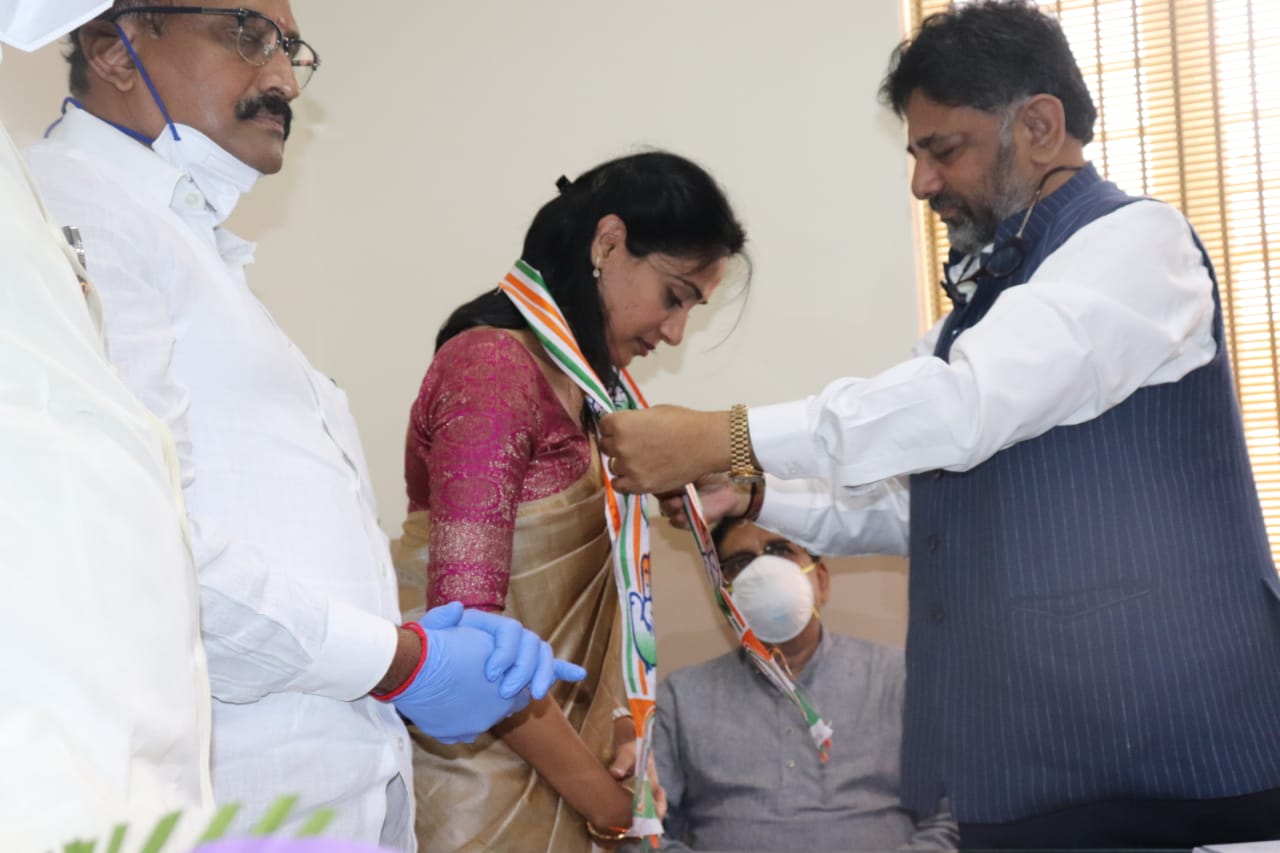 Wife of late IAS officer Kusuma Ravi joins Congress