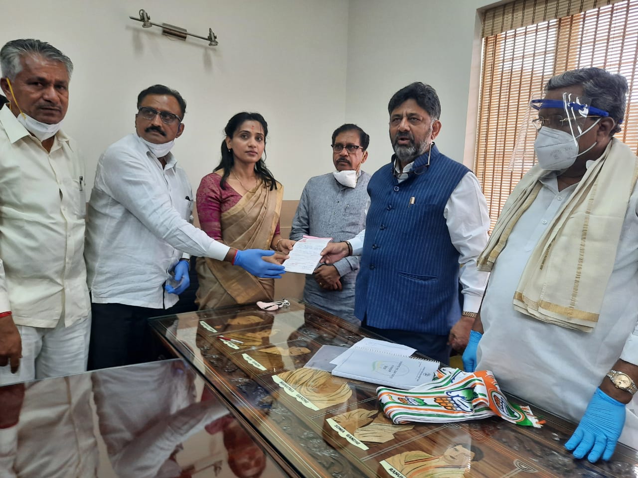 Wife of late IAS officer Kusuma Ravi joins Congress