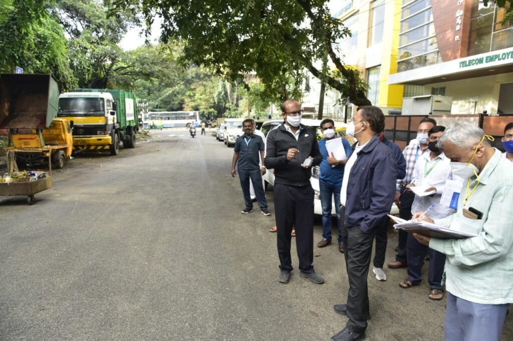 Poura karmikas’ hazardous working conditions shocks BBMP boss Provide them with all the necessary safety gear, Gupta tells his team