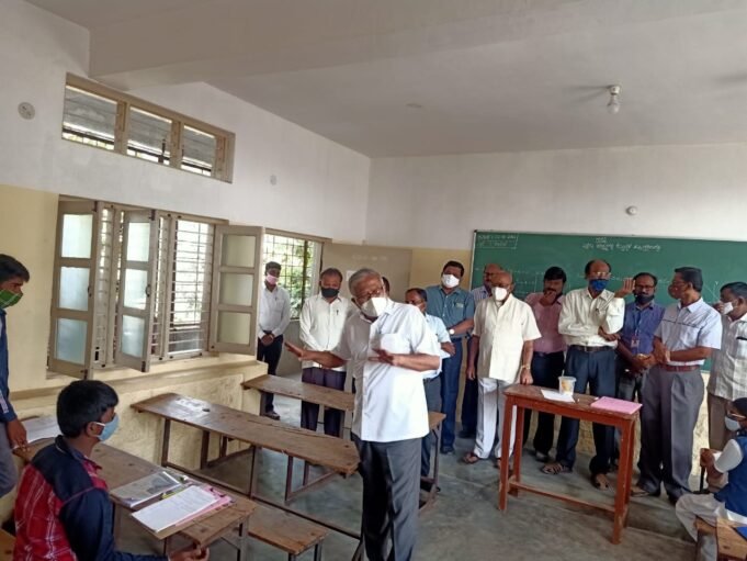 Suresh Kumar with students1