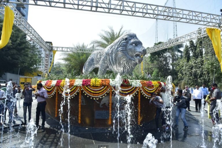 CM unveils ‘Make in India’ lion at Windsor Manor junction