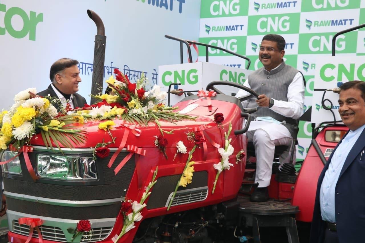 Gadkari launches India’s first Diesel-converted CNG Tractor Murugesh Nirani headed MRN Group to Produce CNG Tractors in Karnataka