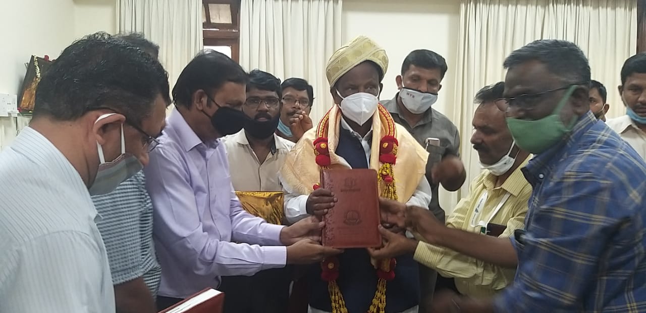 Minister releases Karnataka Municipal Engineers’ Association diary