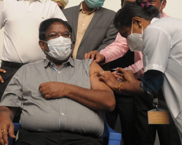 BBMP chief shows the way with a 'jab'