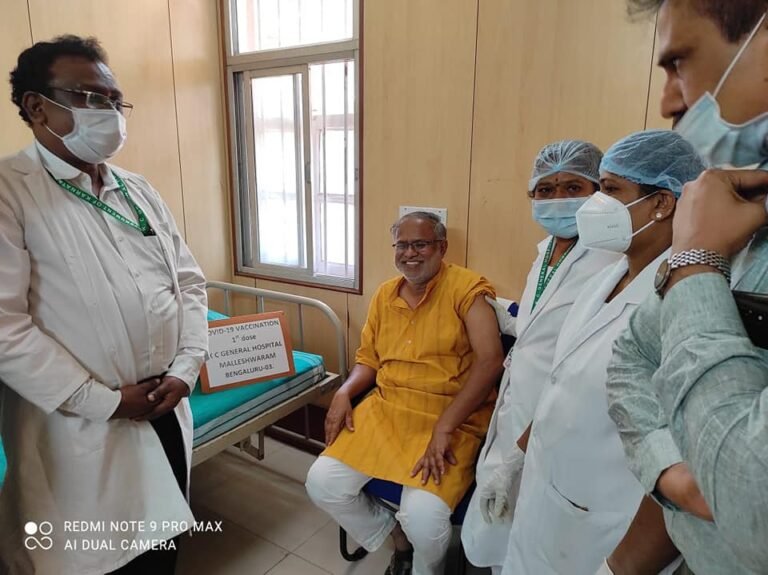 Education Minister Suresh Kumar taking covid vaccination in KC General Hospital