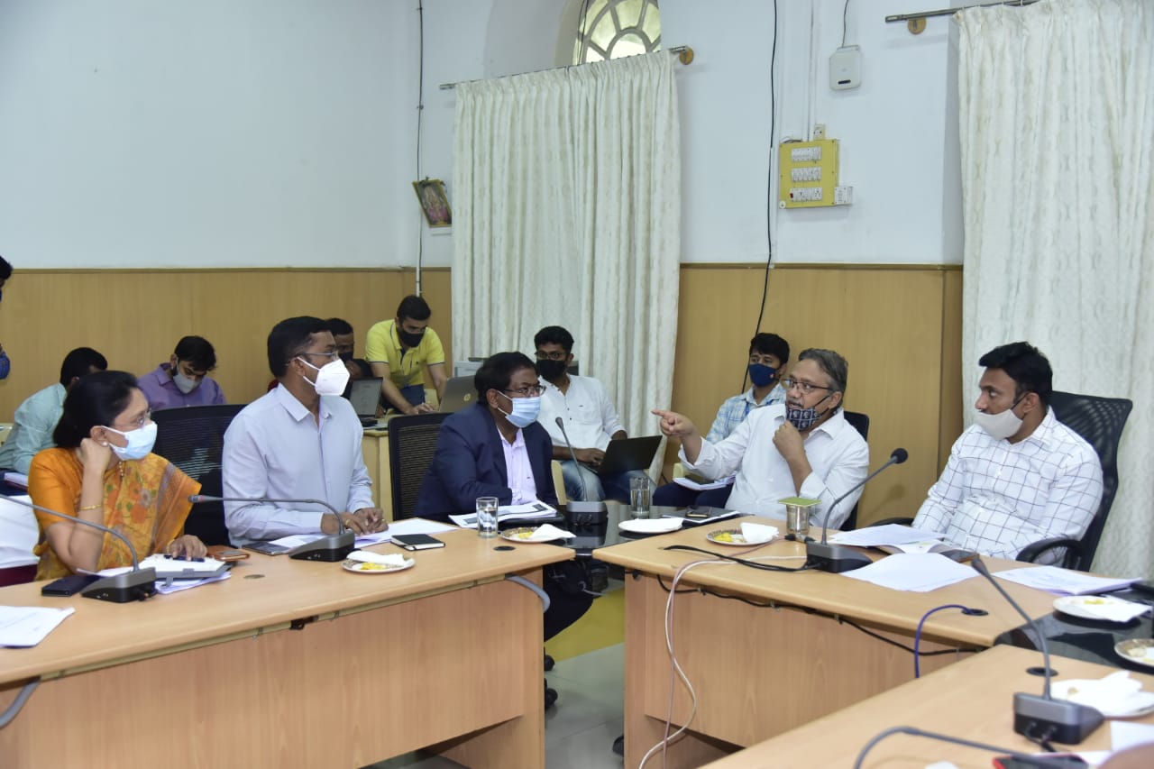 Health Minister with BBMP officials4