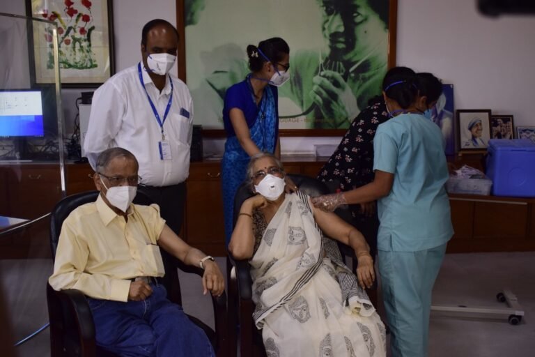 Narayan Murthy and Sudha Murthy getting vaccinated