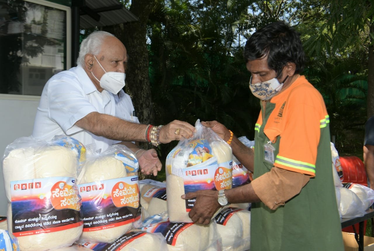 CM distributing ration kit to PKs in Bengaluru3