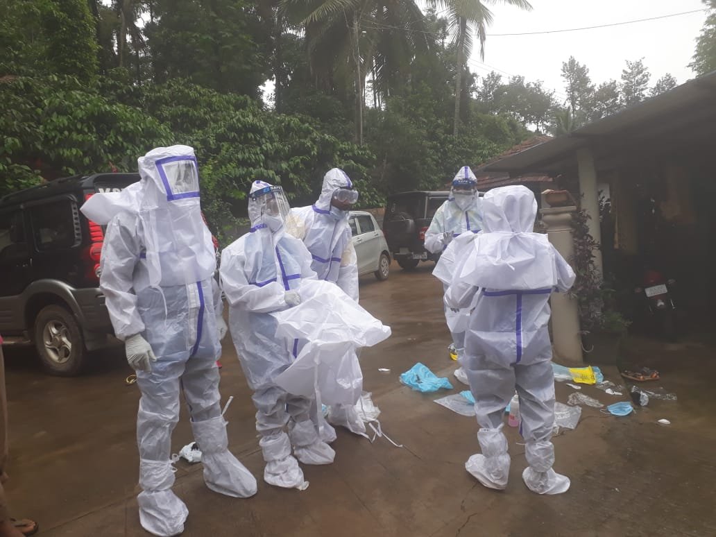 Journos in Karnataka's Kodagu don PPE, cremate ‘untouchable’ Covid body