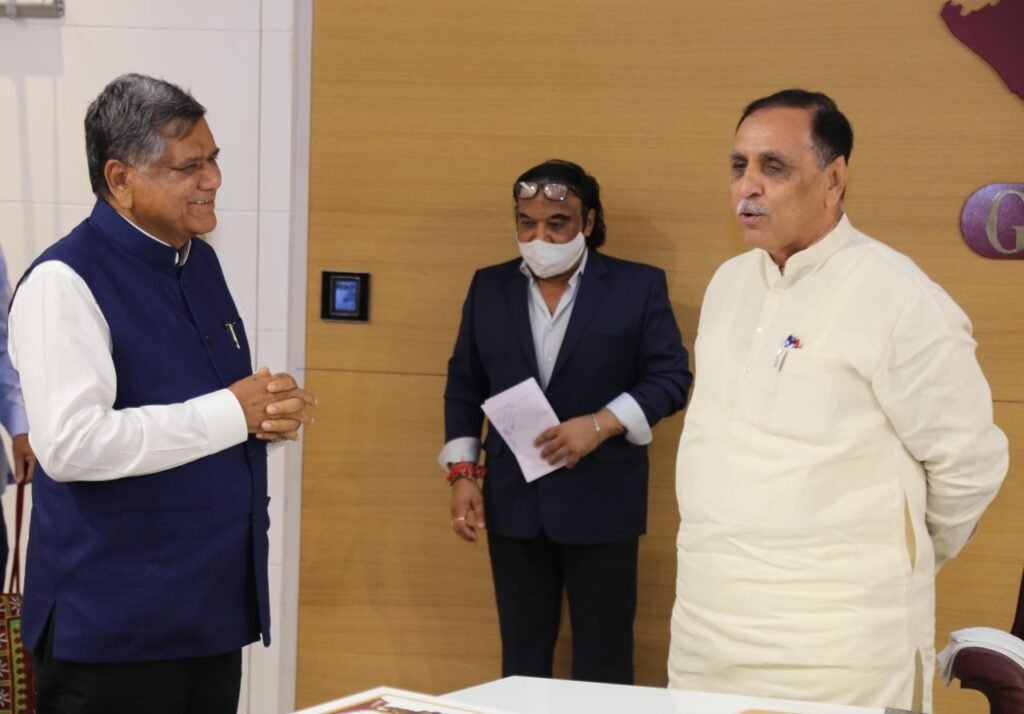 Karnataka industries minister discusses SIR policy with Gujarat CM Vijay Rupani