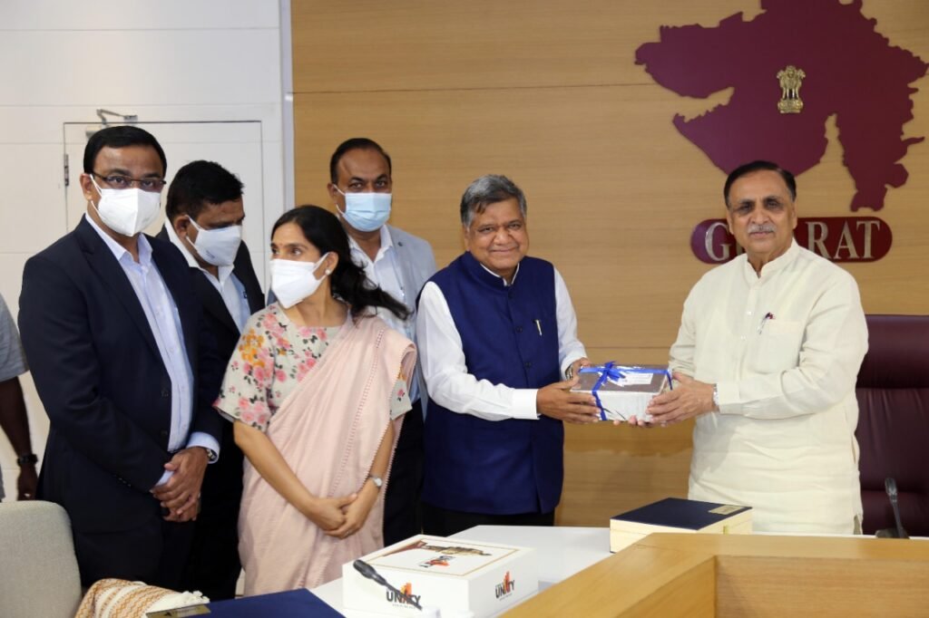 Karnataka industries minister discusses SIR policy with Gujarat CM Vijay Rupani