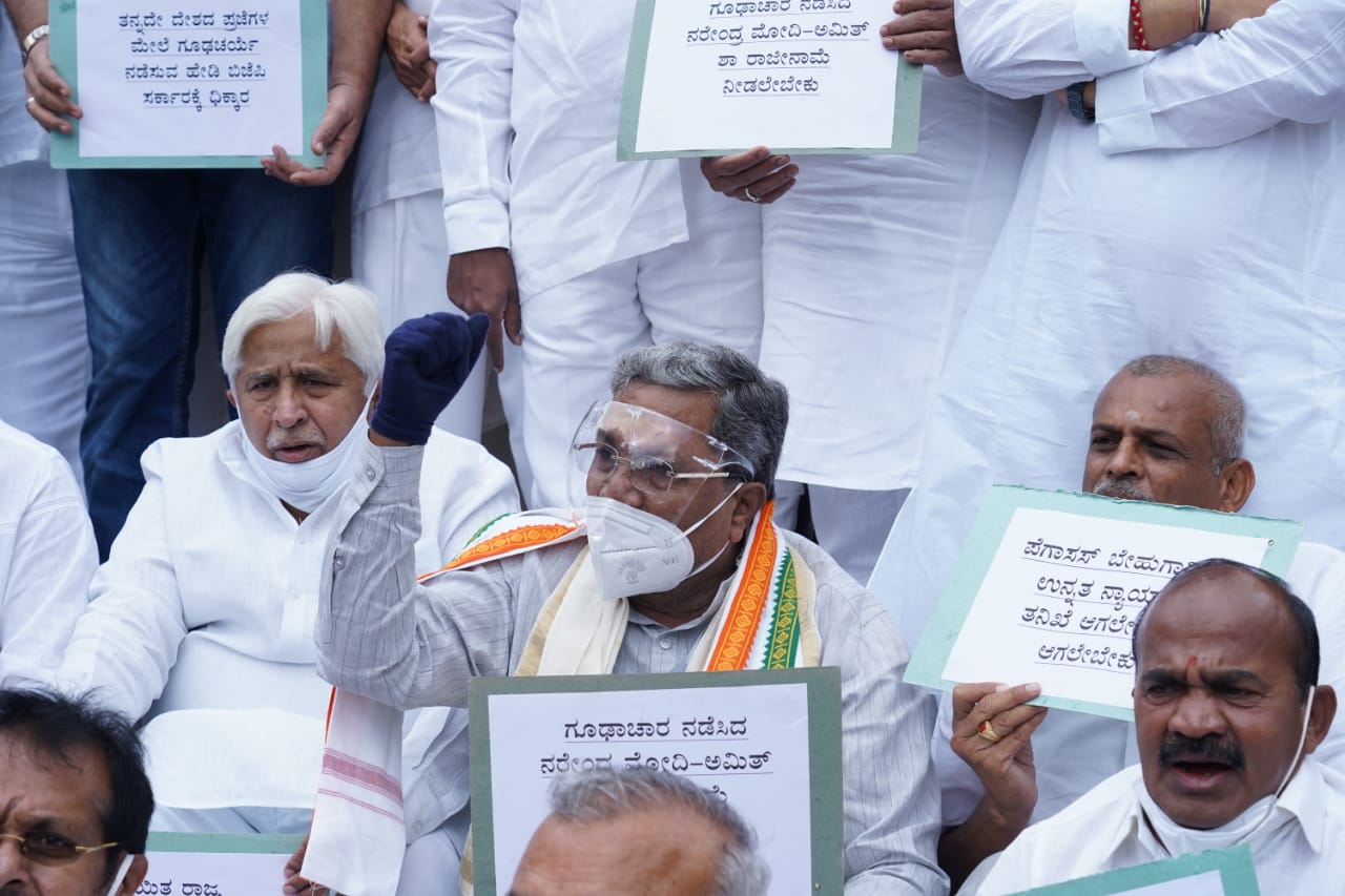 Siddaramaiah protesting at Mahatma Gandhi statue inside Vidhana Soudha premises on Juy 22, 2021