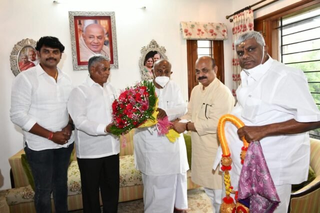 Karnataka CM Bommai calls on former PM Deve Gowda