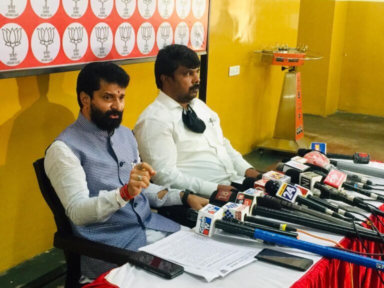 Let Cong open 'Nehru Hookah bar' at its office, says BJP General Secretary