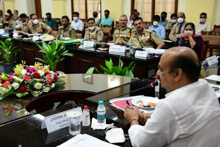 Karnataka CM orders ban on Bouquet, shawl at meetings1