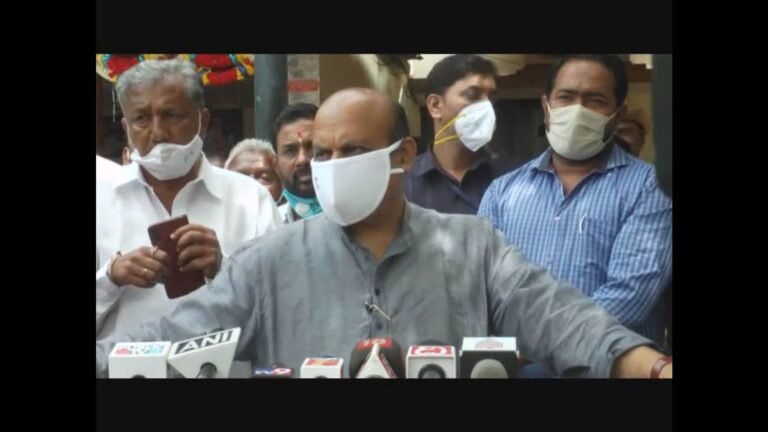 Bommai at Hubli Airport.jpg1.jpg