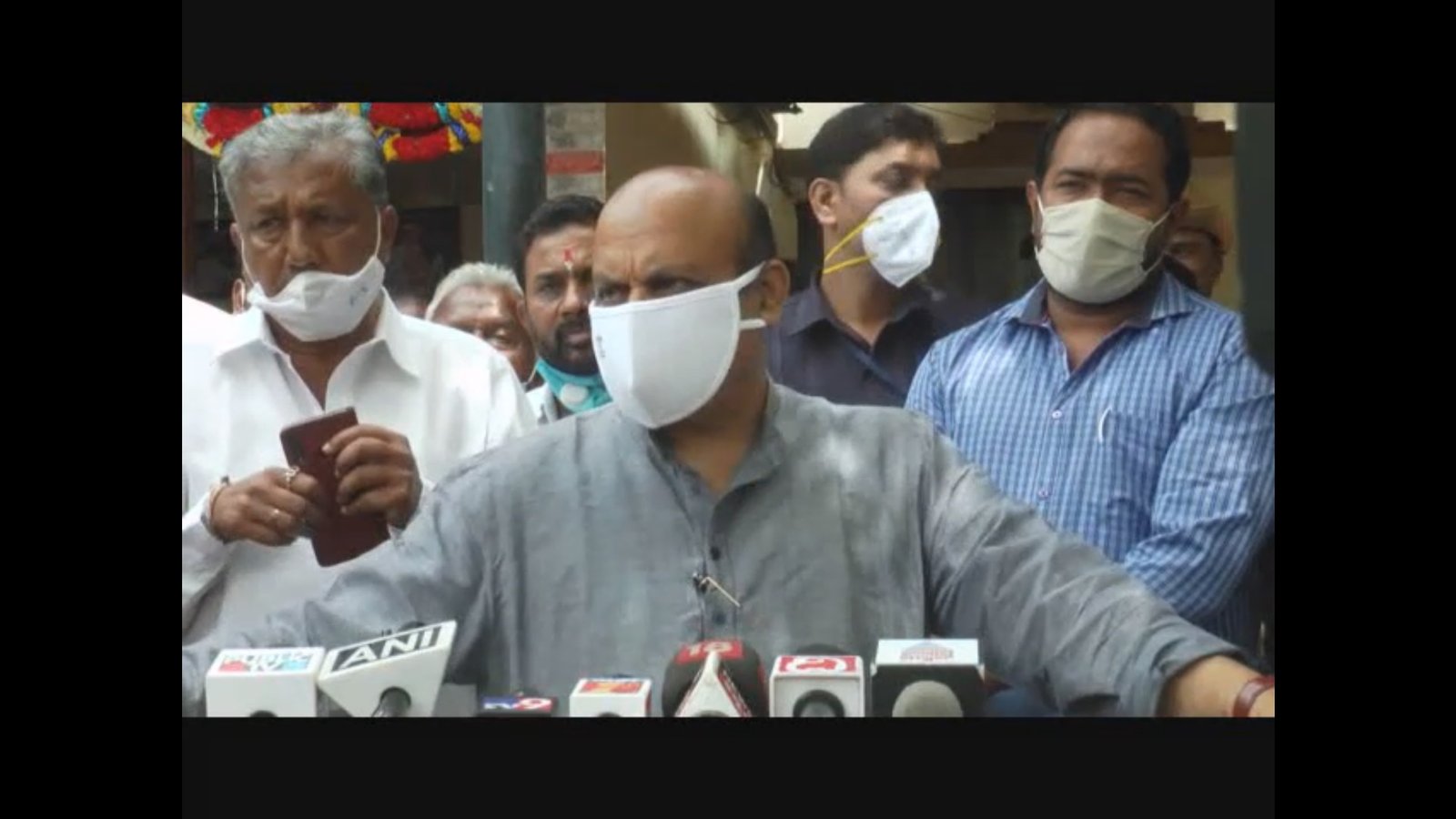 Bommai at Hubli Airport.jpg1.jpg