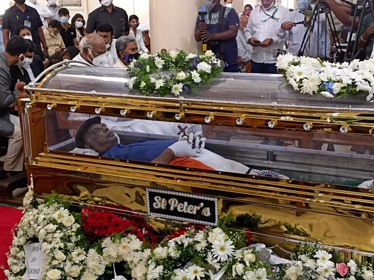 Rahul Gandhi pays homage to Congress veteran Oscar Fernandes