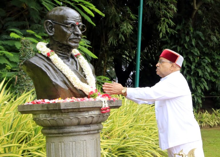 Karnataka Governor Thaawarchand Gehlot pays tributes to Mahatma Gandhi