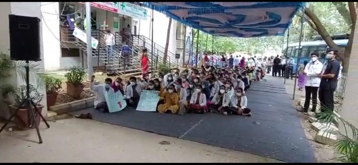Resident doctors in Karnataka go on indefinite strike amid Omicron variant concerns