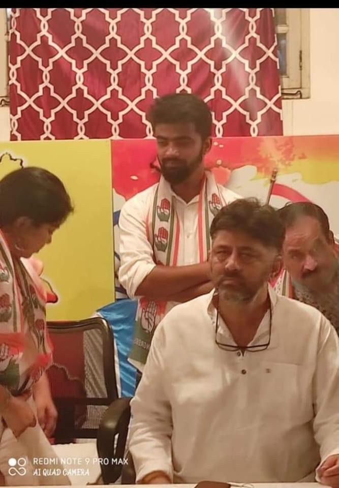 Cong workers set on fire Kannada flag in Kolhapur, alleges Karnataka BJP