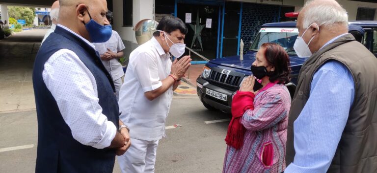 Karnataka Home Minister visits Command Hospital, inquires about Gr Capt Varun Singh's health