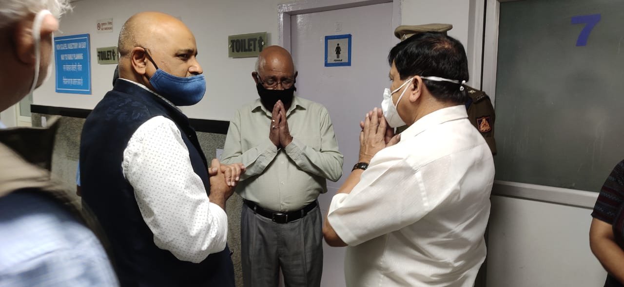 Karnataka Home Minister visits Command Hospital, inquires about Gr Capt Varun Singh's health