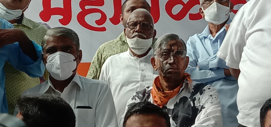 A group of Pro-Kannada activists allegedly hurled black ink on Maharashtra Ekikaran Samiti (MES) leader Deepak Dalvi when he was staging a protest along with other activists on Monday morning leading to tension in Tilakwadi area of the city.