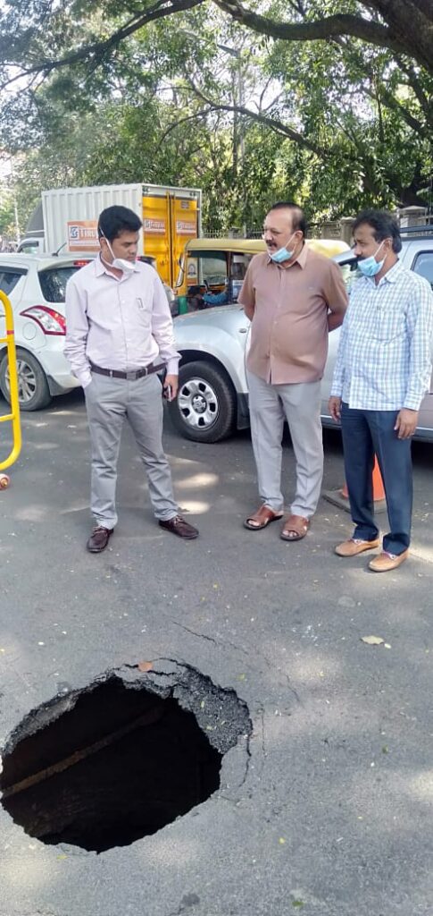 8-foot sinkhole sends traffic for a toss near Bengaluru's Town Hall