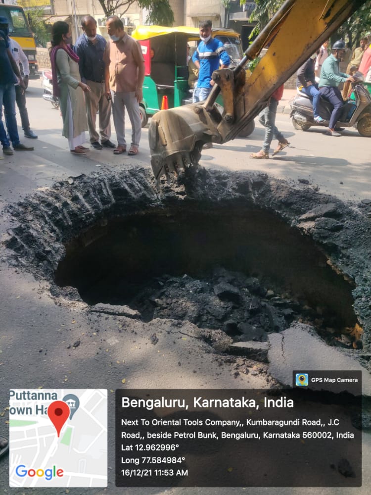 8-foot sinkhole sends traffic for a toss near Bengaluru's Town Hall