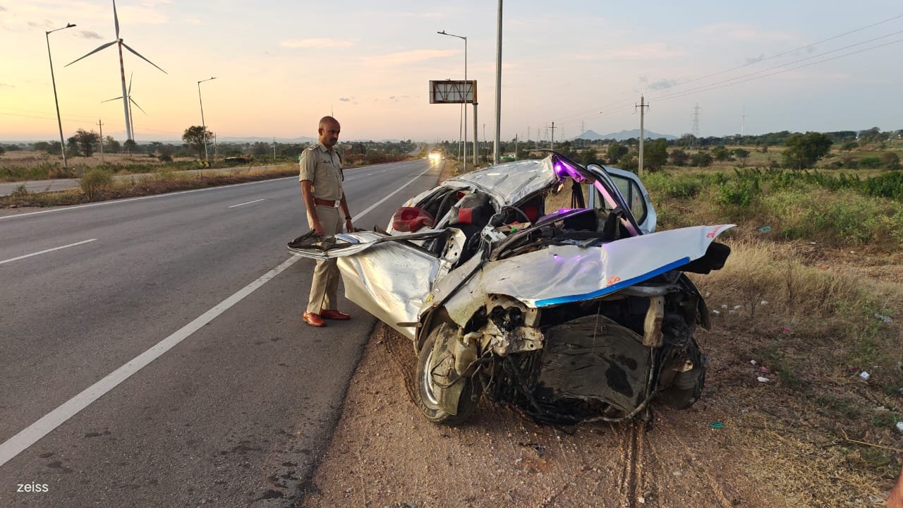 7 killed as car hits divider near Davangere in Karnataka