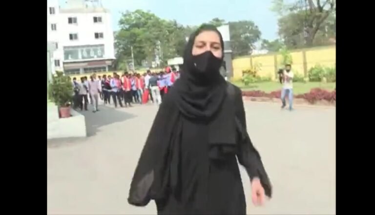 A #Muslim student was gheraoed by a group of students raising #jaisriram wearing #saffronshawls at #PES in college opposing them #MuslimGirls Raised #AllahuAkbar slogans