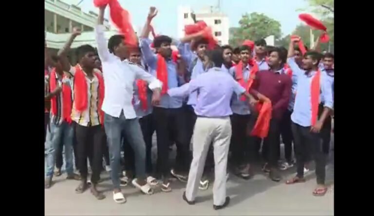 A #Muslim student was gheraoed by a group of students raising #jaisriram wearing #saffronshawls at #PES in college opposing them #MuslimGirls Raised #AllahuAkbar slogans